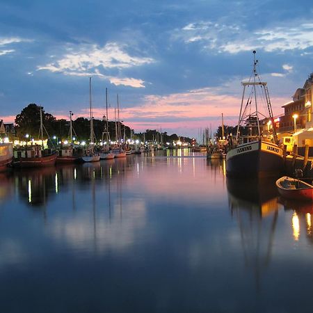 Doppelzimmer Bar, Direkt Am Alten Strom Rostock Exterior foto