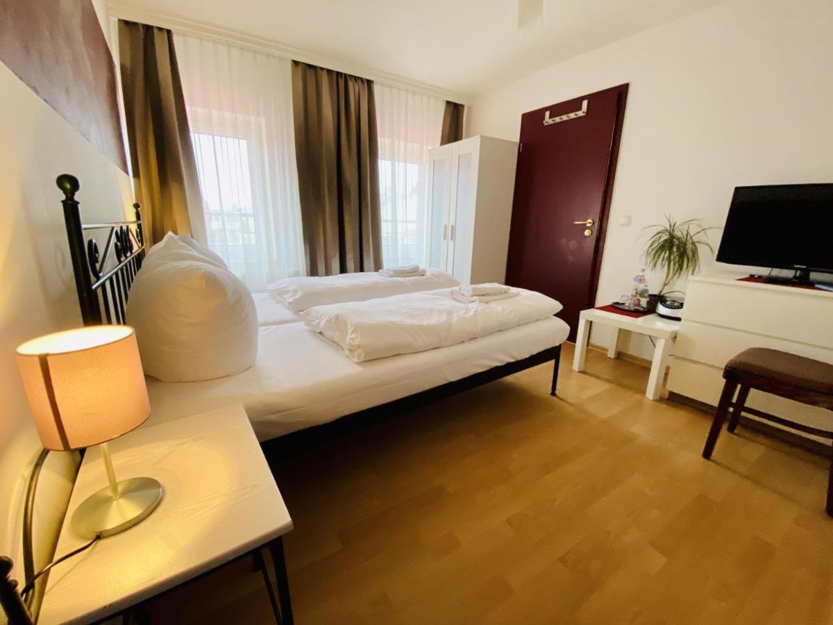 Doppelzimmer Bar, Direkt Am Alten Strom Rostock Exterior foto